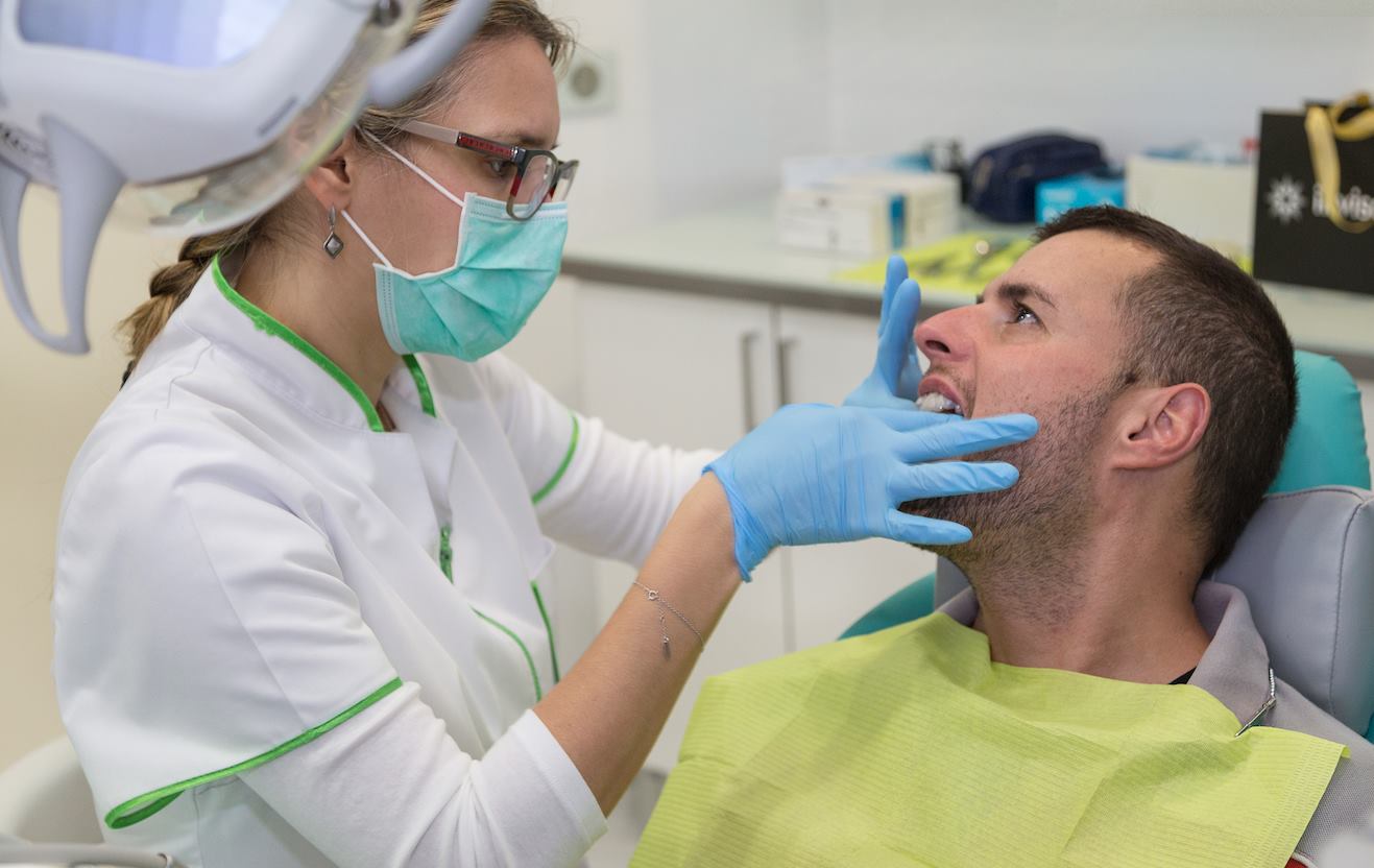 Palma dentistas Dr. Ruslan. Coronas, carillas, puentes y otros elementos de la estética dental