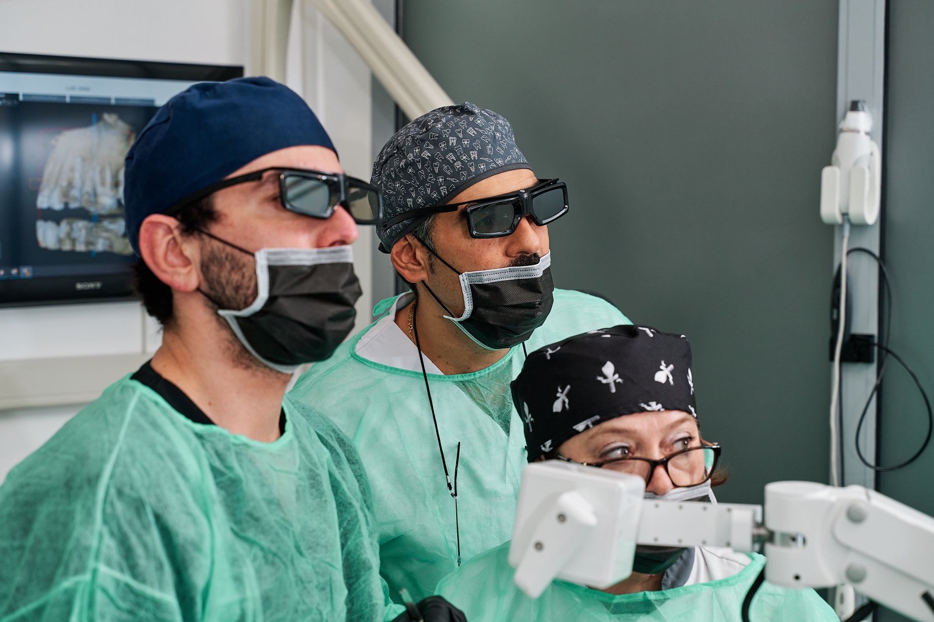 Cirugía dental realizada con microscopio 3D